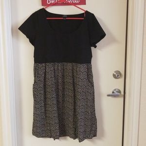 Cute little short sleeved pullover dress w/pockets